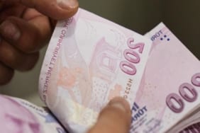 emekli-zammi-resmi-gazetede-yayimlandi-3-bin-552-tl-fark-odemesi-icin-gozler-sgkda-Y9qkJ9XB.jpg