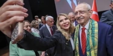 CHP'nin üye katılım töreninde dikkat çeken kare_ İBB davasında tutuklu yargılanan Fatih Keleş’in sevgilisi olduğunu beyan eden isim, Kılıçdaroğlu'yla fotoğraf çekti