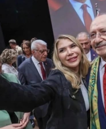 CHP'nin üye katılım töreninde dikkat çeken kare_ İBB davasında tutuklu yargılanan Fatih Keleş’in sevgilisi olduğunu beyan eden isim, Kılıçdaroğlu'yla fotoğraf çekti