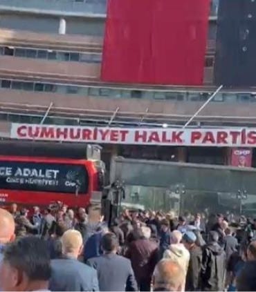 SON DAKİKA Özgür Özel, CHP Genel Merkezi'nden ayrıldı! Başsavcılık, olaylarla ilgili soruşturma başlattı