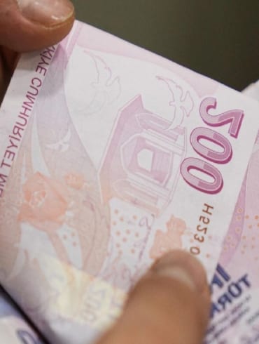 emekli-zammi-resmi-gazetede-yayimlandi-3-bin-552-tl-fark-odemesi-icin-gozler-sgkda-Y9qkJ9XB.jpg