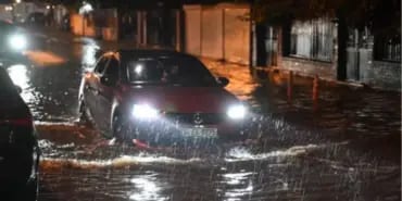 İstanbul'da araçlar sele kapıldı! Mağdurlar ne yapacak? Kaskosu olmayanlar dikkat-2