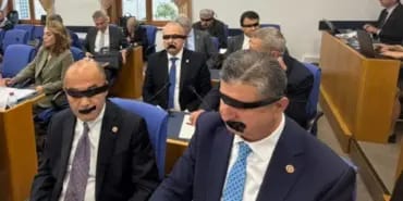 yeni-parti-siyah-bant-eylem-olayi-nedir-yeni_adf52375b6_amp
