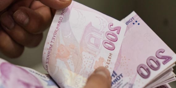 emekli-zammi-resmi-gazetede-yayimlandi-3-bin-552-tl-fark-odemesi-icin-gozler-sgkda-Y9qkJ9XB.jpg