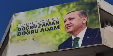 izmirde-kamu-binasina-erdoganin-posteri-asildi-KeABACt6.jpg