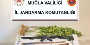 uyusturucu-operasyonunda-samuray-kiliclari-ele-gecirildi-hajRllfJ.jpg