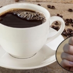kahve-icen-kisiler-tirnaklarindan-tespit-ediliyor-bir-fincan-kahvenin-4-bolgeye-zarari-e1BNWd7Y.jpg
