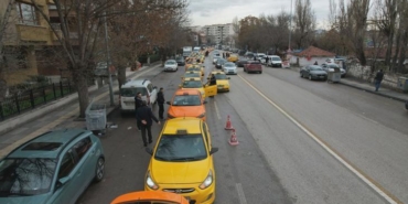 taksiciler-taksimetre-ucretlerini-guncellemek-icin-uzun-siralar-olusturdu-3z9vDI4w.jpg