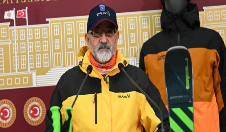 AKP’li vekil kayak takımlarıyla kürsüye çıktı halka seslendi!