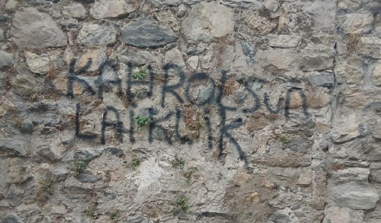 bursada-tehlikeli-provokasyon-duvarlara-kahrolsun-laiklikyazildi-FGG9Skgj.jpg