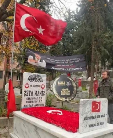 sinan-ates-vefatinin-ucuncu-yilinda-bursada-mezari-basinda-anildi-bjHt1kbw.jpg