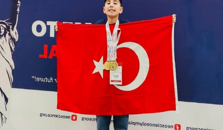 11 yaşındaki Sidar’dan Amerika’da çifte dünya şampiyonluğu