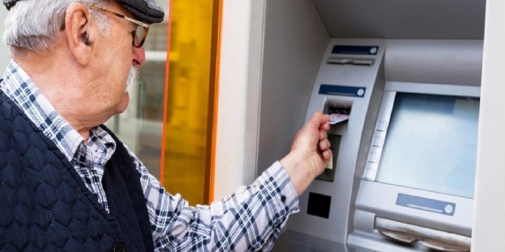 ATM’den para çeker çekmez ayrılan yandı