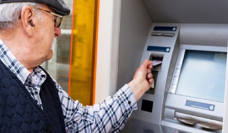 ATM’den para çeker çekmez ayrılan yandı