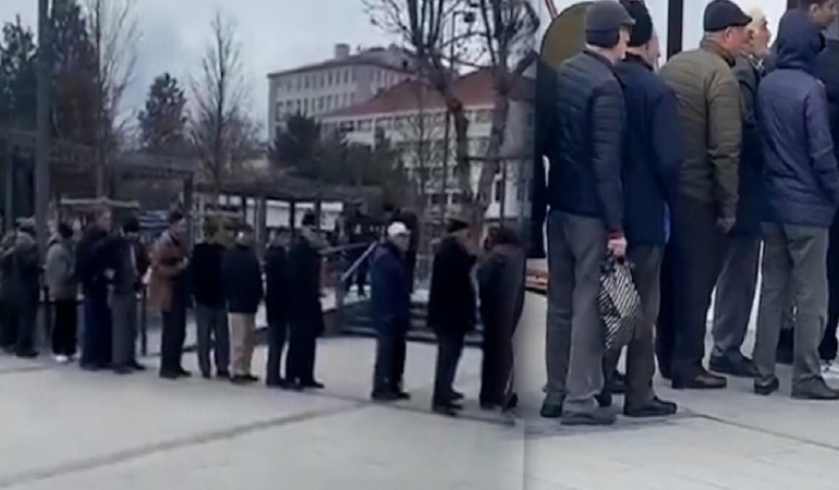 Bir kase ücretsiz çorba için soğukta metrelerce kuyruk!