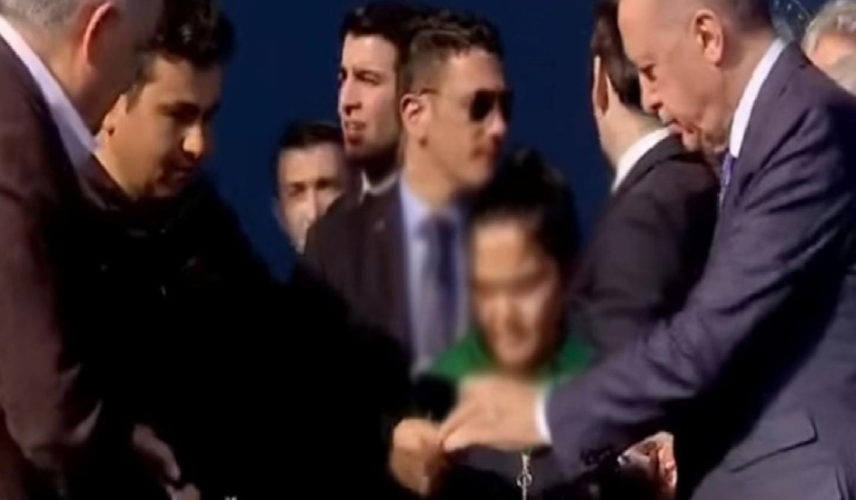 Erdoğan’ın gündem olan harçlık anı: Baba ve çocuğuna 200 TL verdi