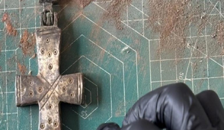 Hristiyanlık tarihine ışık tutacak heyecanlandıran keşif! Konya’da bulunan mühürlenmiş bronz haçın sırrı