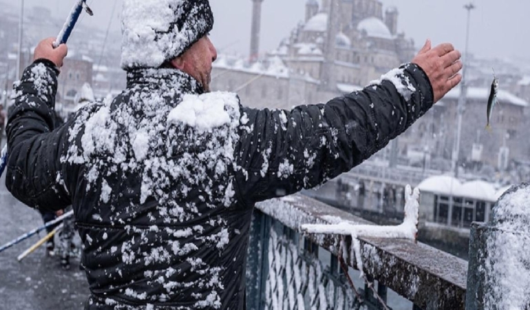 istanbulun-kar-cilesi-basliyor-evden-calisin-uyarisi-bile-yapildi-WWDyMWCg.jpg