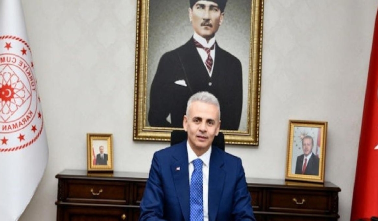 Yeni valinin ilk icraatı Türk Bayrağı’nı kaldırmak oldu! Tepkiler dinmeyince sessiz sedasız yerine koyuldu