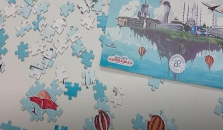 AKP’li başkan kendi fotoğrafını yapboz yaptırıp dağıttı: ‘Bu nasıl bir ego?’