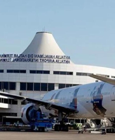antalya-havalimaninda-korku-dolu-anlar-kalkista-ucagin-tekerlegi-kirildi-hyNC2ink.jpg
