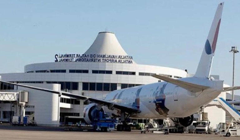 Antalya Havalimanı’nda korku dolu anlar! Kalkışta uçağın tekerleği kırıldı