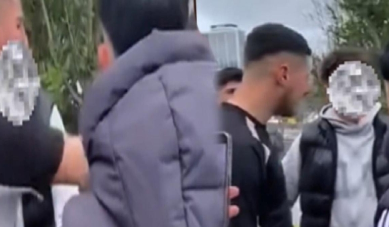 Yine aynı saç kesimi yine zorbalık: “Ben senin karınım öp lan şimdi elini”