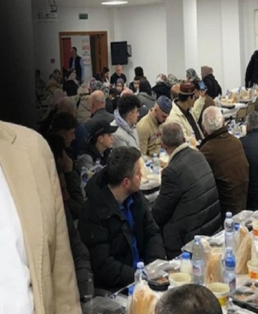 akpli-baskanin-comertligi-tuttu-ulke-ulke-gezip-iftar-veriyor-1VUkMKlT.jpg