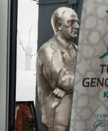 erciyeste-ataturk-heykelinin-onune-tugva-afisi-konuldu-Dcd9pFi3.jpg