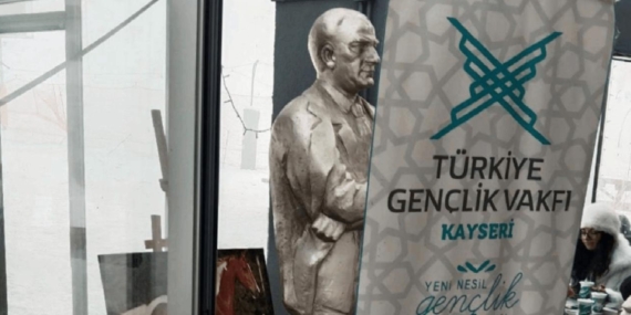 Erciyes’te Atatürk heykelinin önüne TÜGVA afişi konuldu