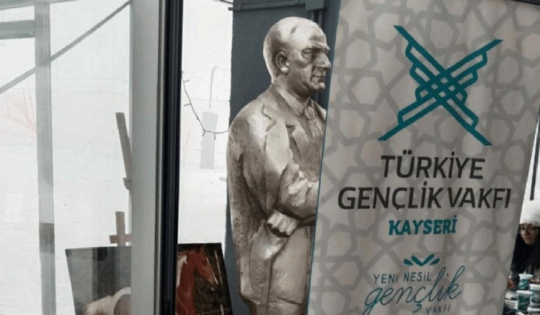 Erciyes’te Atatürk heykelinin önüne TÜGVA afişi konuldu