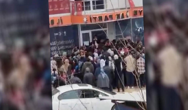 İYİ Partili Çömez’den dikkat çeken paylaşım: AKP binasında emekliye harçlık mı dağıtıldı?