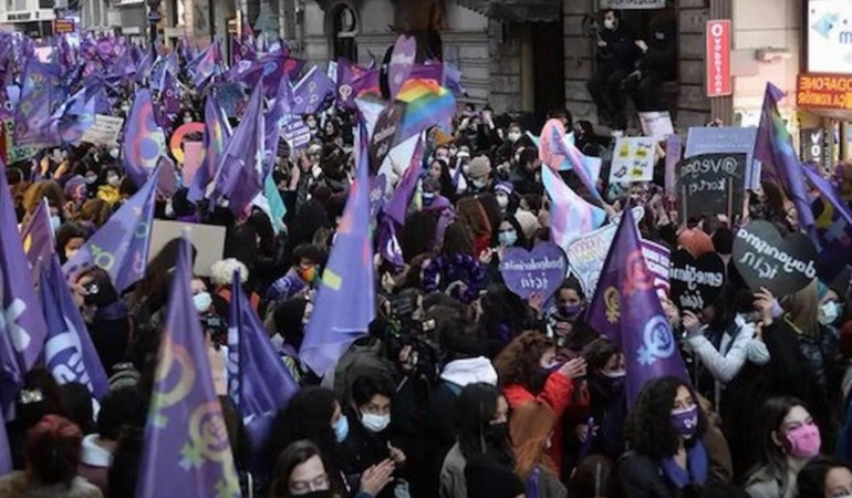 Kadınlar ‘Feminist Gece Yürüyüşü’ için Taksim’de