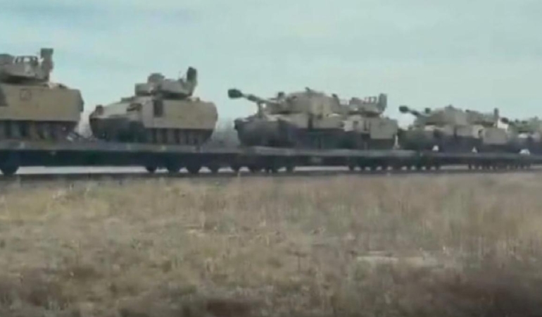 Kıyamet planı devreye girdi: Sıra sıra boyanmış tanklar kameralara yakalandı