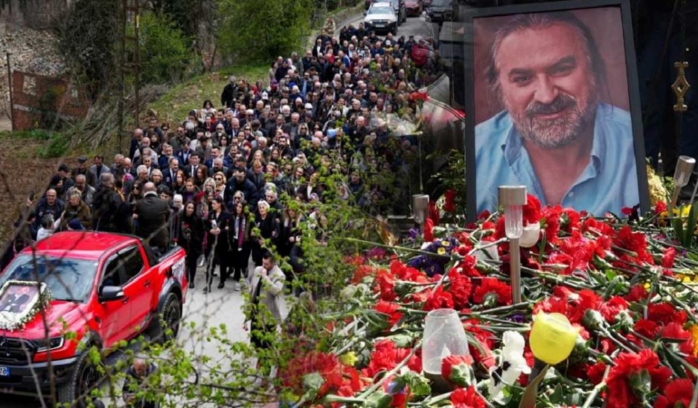 Sevenleri Volkan Konak için yürüdü! Karanfillerle anıldı