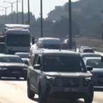 TEM Otoyolu'nda yine kamyonet devrildi_ Uzun araç kuyruğu oluştu