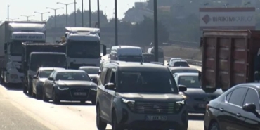 TEM Otoyolu'nda yine kamyonet devrildi_ Uzun araç kuyruğu oluştu