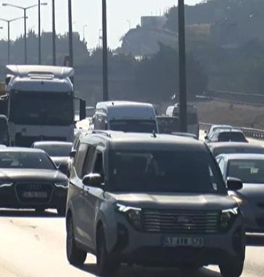 TEM Otoyolu'nda yine kamyonet devrildi_ Uzun araç kuyruğu oluştu