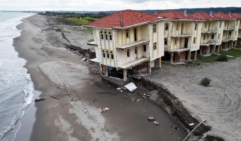 Korku filmi gibi tatil köyü! Deniz 100 metre içeri girdi villalar çöktü