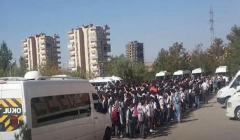 Okul çıkışında dehşet yaşandı: 20 öğrencinin bindiği servis tarandı