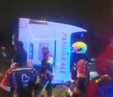 Balıkesir'de yolcu otobüsü devrildi_ 3 ölü, 31 yaralı