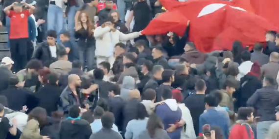 ODTÜ’de yine aynı manzara! Bahar şenliğinde Türk bayrağına saldırı! ‘ODTÜ faşistlere mezar olacak’ sloganları