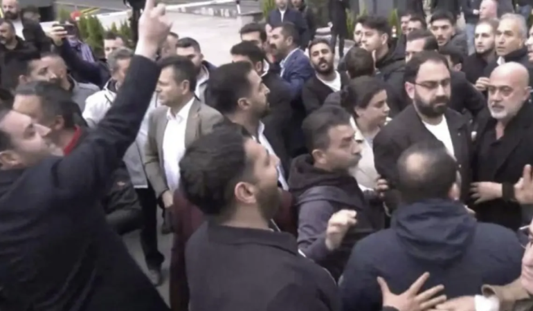 CHP Genel Merkezi önünde gerginlik! Kılıçdaroğlu tarafı ve Özel tarafı birbirine girdi