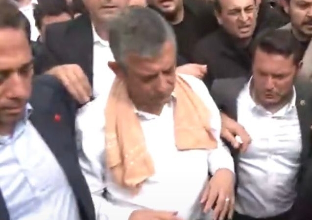 CHP Genel Merkezi’nde kriz had safhada! Polisler geldi Özgür Özel TBMM’ye yürümeye başladı