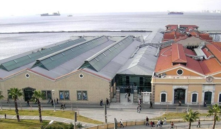 İktidar yıllardır Sayıştay raporlarında eleştiri konusu olan Konak Pier AVM’nin yanındaki taşınmazları özelleştiriyor_ Ders alan yok!