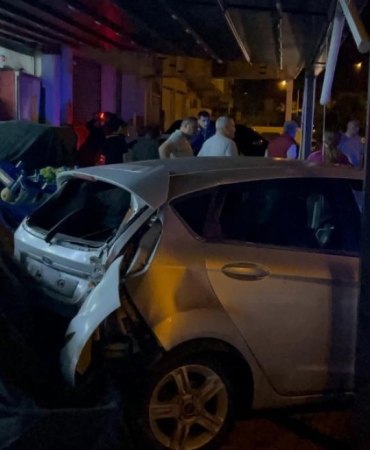 Kontrolden çıkan otomobil manava daldı