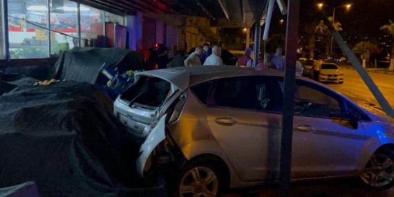 Kontrolden çıkan otomobil manava daldı