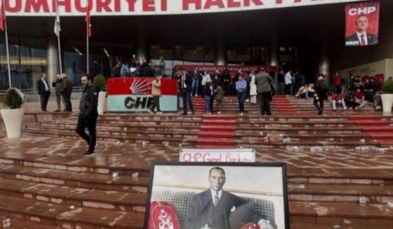 Polis baskını düzenlenen CHP Genel Merkezi'nde tarihi kare