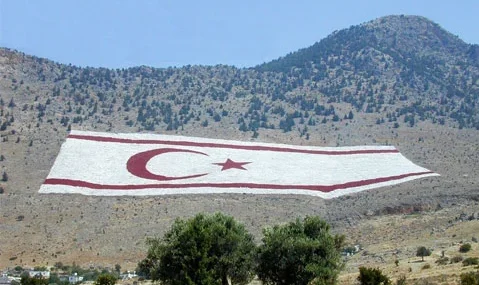 Beşparmaklar’daki KKTC bayrağı için Rum basınından skandal çağrı: İndirilsin