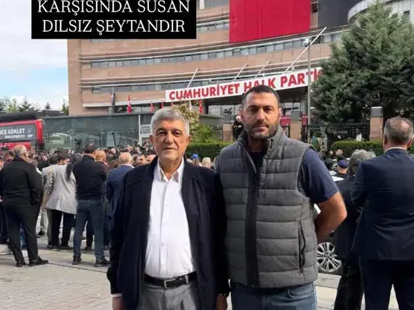 CHP Genel Merkezi önünde bir AKP’li! Kemal Kılıçdaroğlu’nu desteklemek için gelmiş